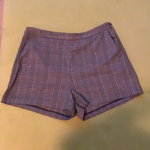 Pleaded black and white plaid dress shorts